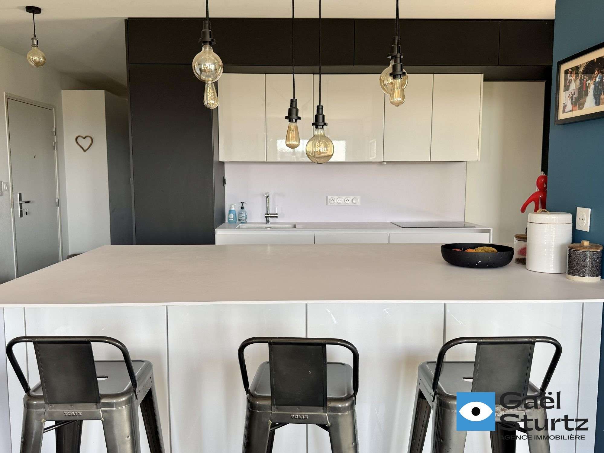 Îlot central et meubles de cuisine vus depuis les assises.