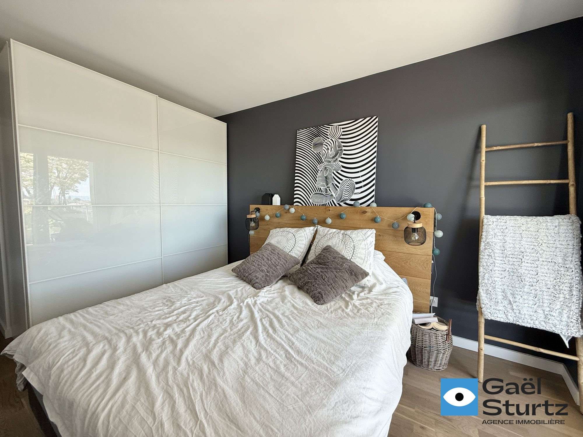 Chambre avec lit double et placard coulissant.